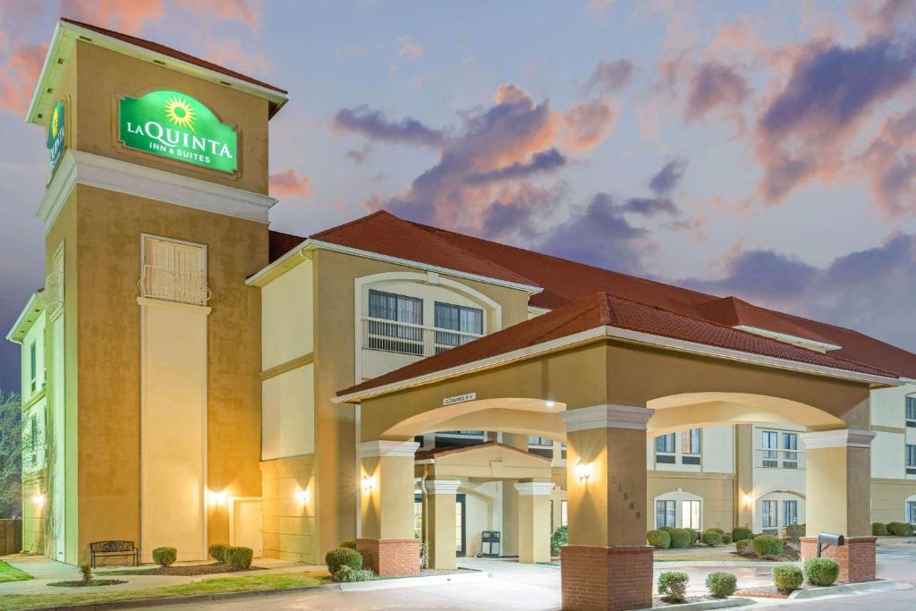 La Quinta Inn & Suites by Wyndham Oklahoma City -Yukon image
