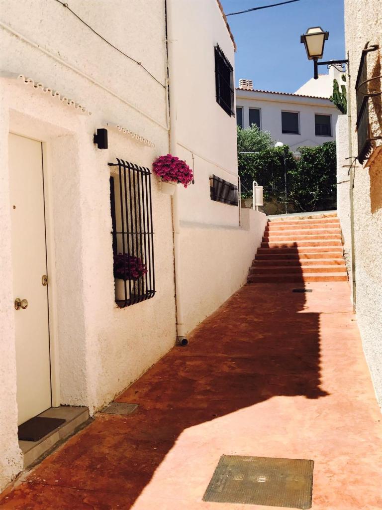 Minimalist house by the Mediterranean sea. photo 1