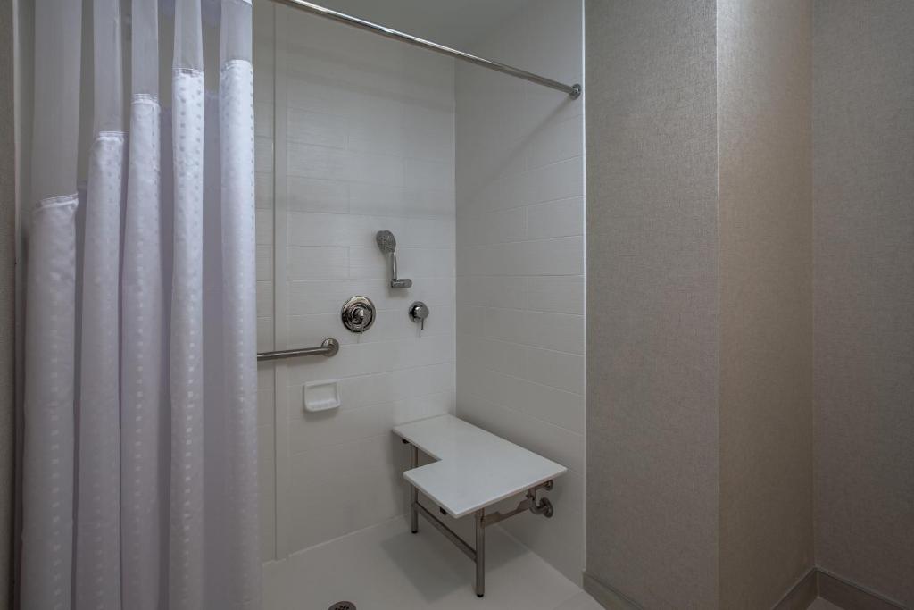 Holiday Inn Cleveland Clinic, an IHG Hotel photo 3