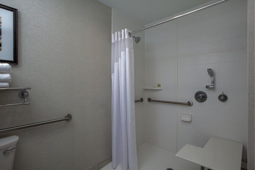 Holiday Inn Cleveland Clinic, an IHG Hotel photo 2