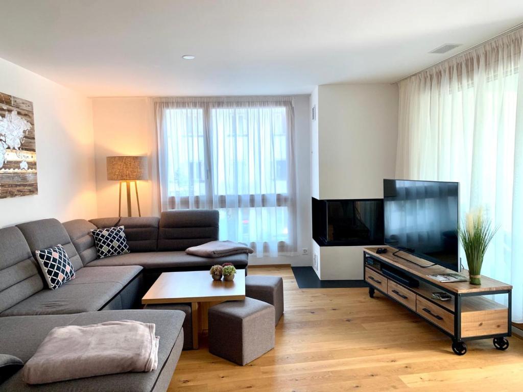 Luxus Neubau 5 min zu Talstation & Caumasee