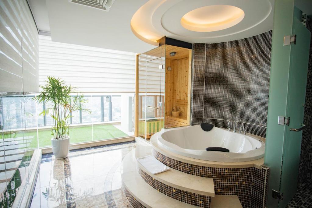 Сьюит (Presidence Suite with City View - Free Minibar), The Mira Central Park Hotel