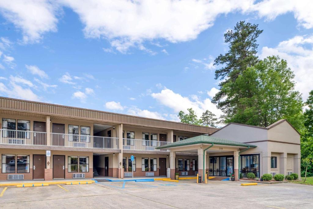Super 8 by Wyndham Gadsden AL image