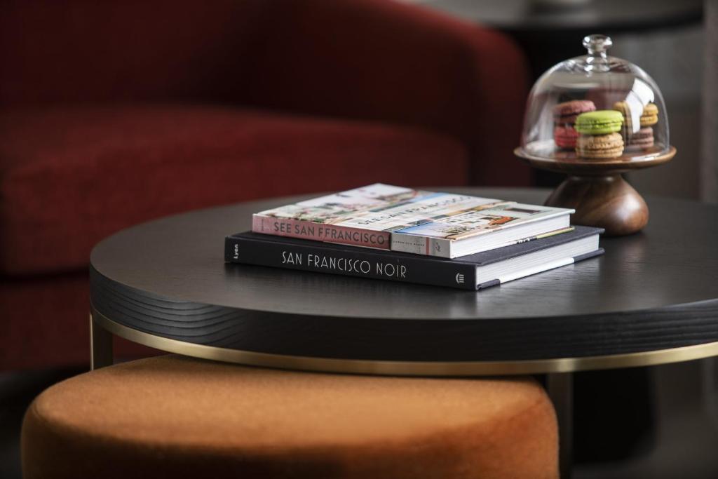 Двухместный (Улучшенный номер с кроватью размера «queen-size», вид на город), Four Seasons Hotel San Francisco at Embarcadero