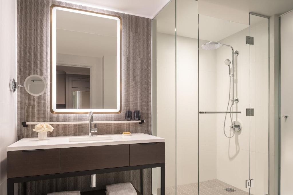 Двухместный (Улучшенный номер с кроватью размера «queen-size», вид на город), Four Seasons Hotel San Francisco at Embarcadero