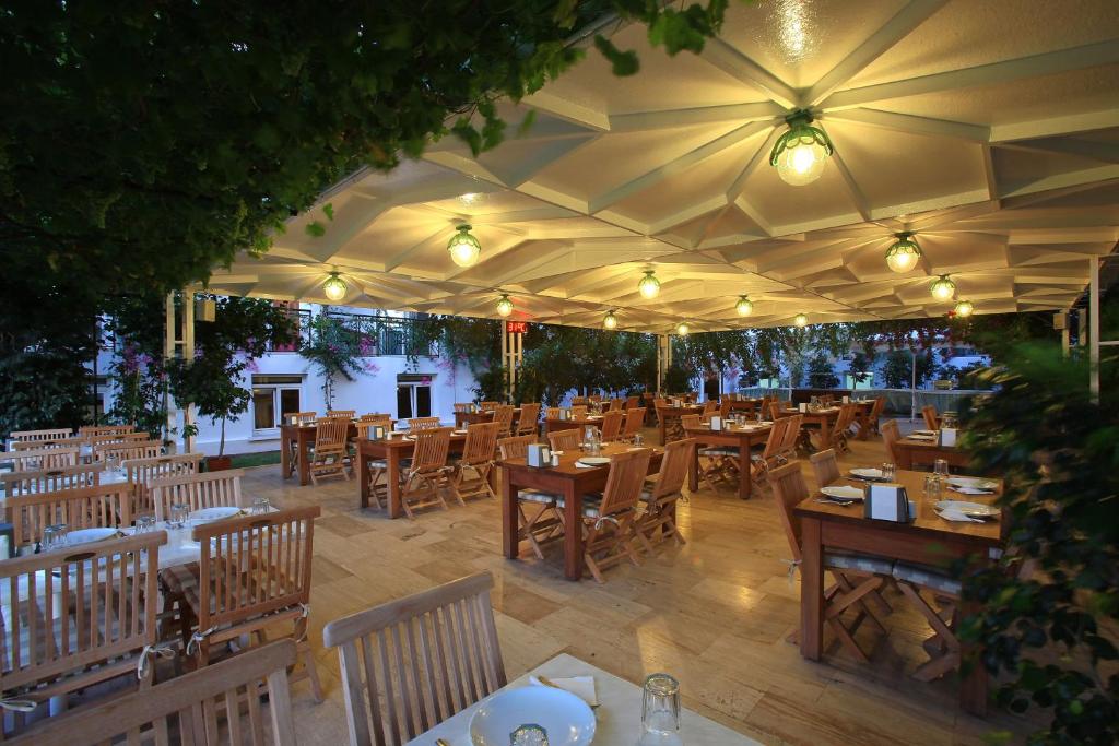 Catamaran Hotel photo 4