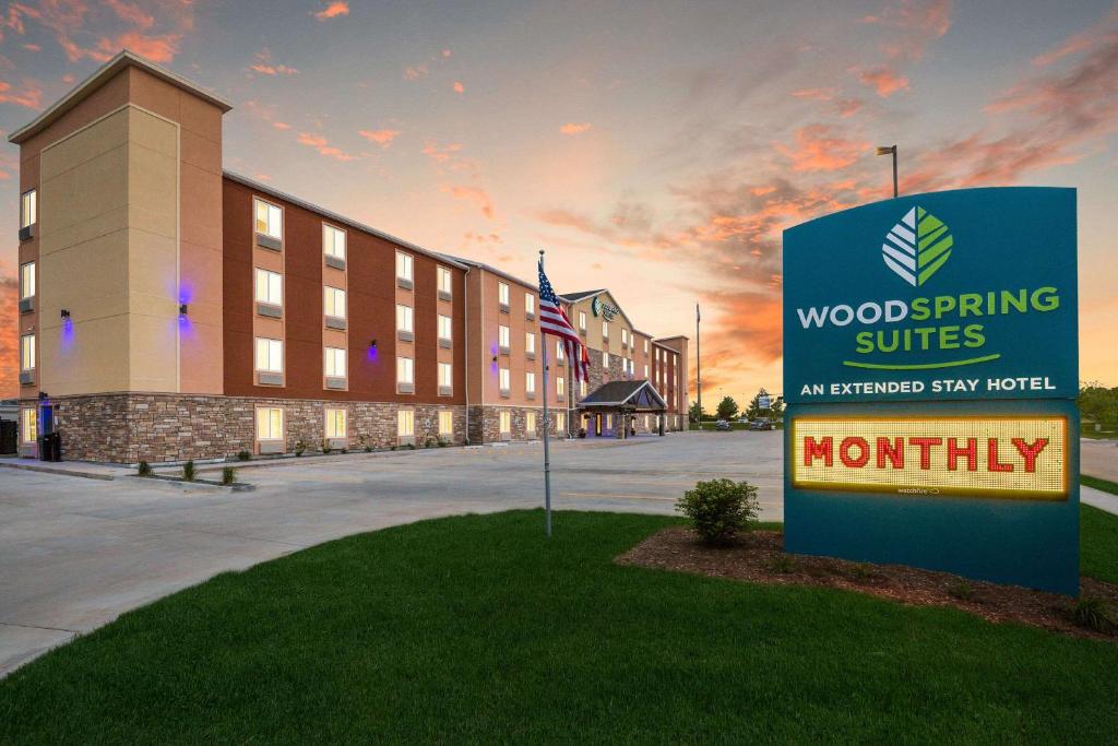WoodSpring Suites Davenport Quad Cities photo 1