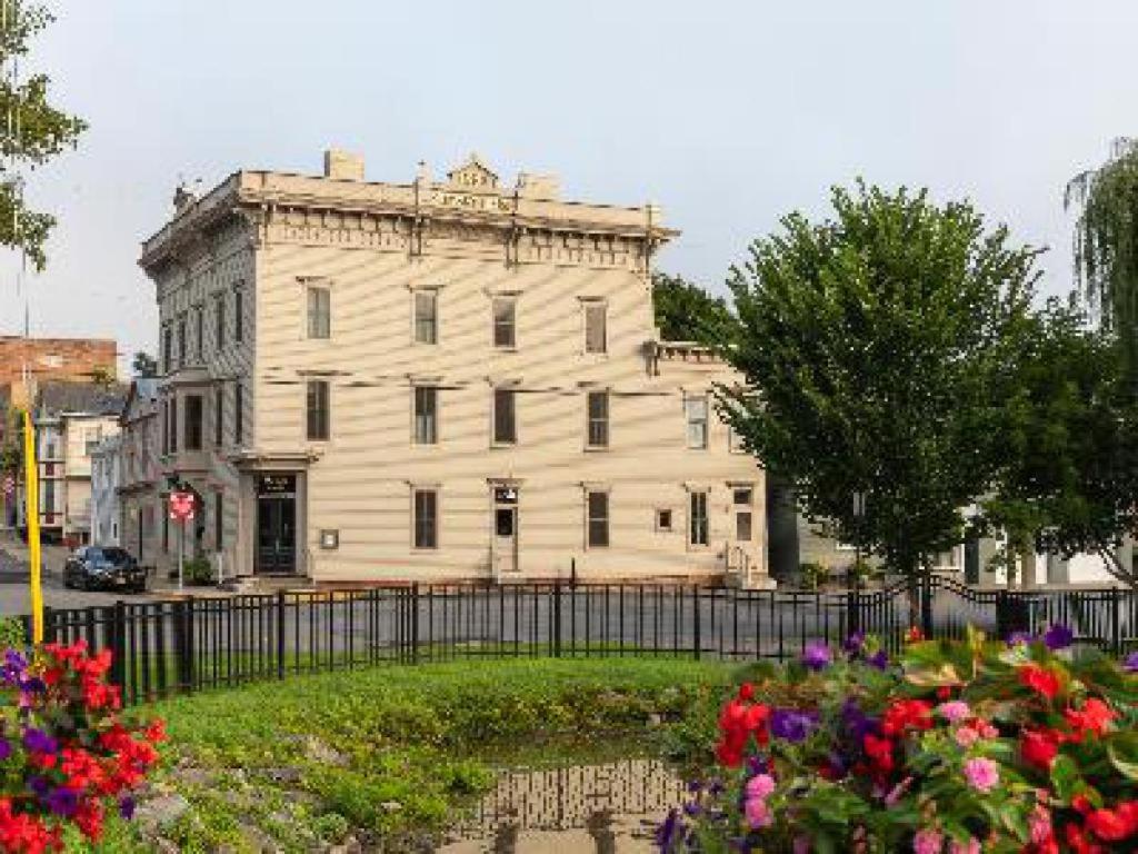 Stewart House Hotel image