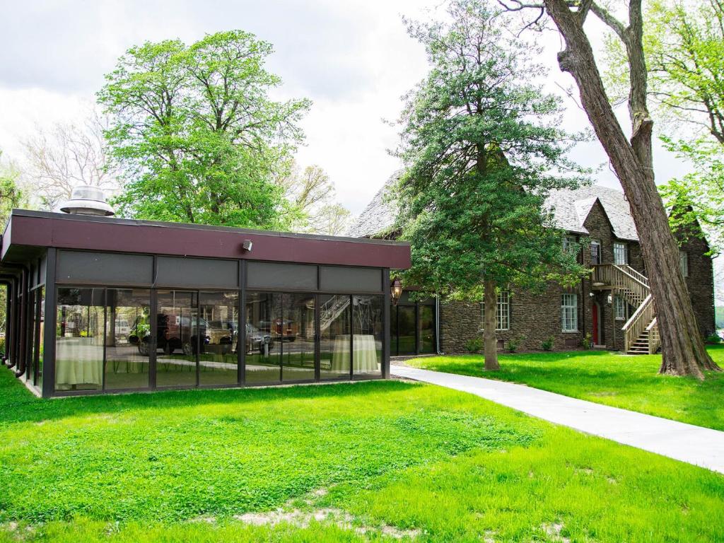 The Manor on Front photo 2