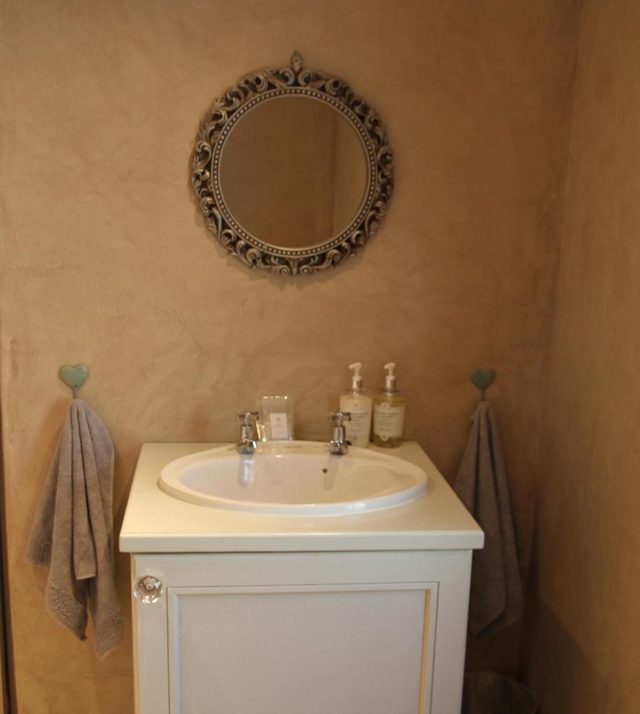 Aan De Vliet Guest House - Tap to explore photos
