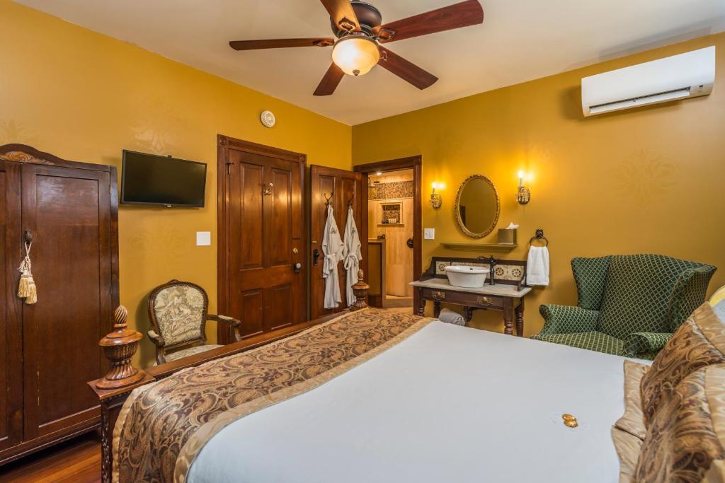 Carriage Way Inn Bed & Breakfast Adults Only - 21 years old and up photo 2