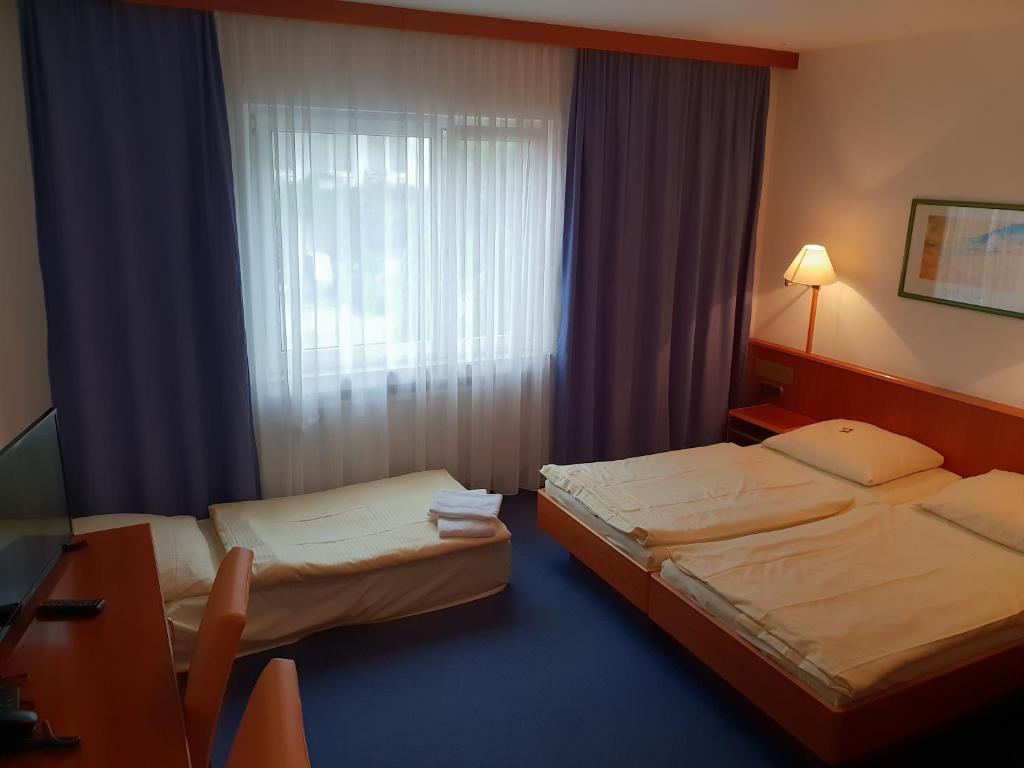 Трехместный (Трехместный номер с собственной ванной комнатой), City Hotel Stuttgart