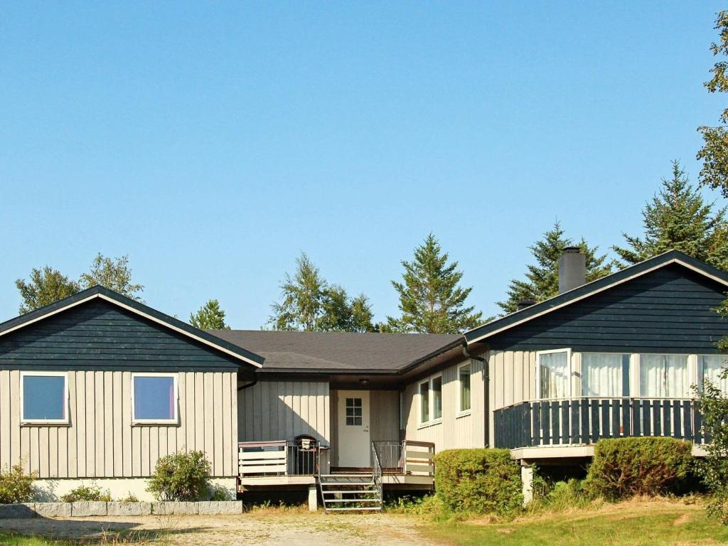 Five-Bedroom Holiday home in Kvenvær photo 1
