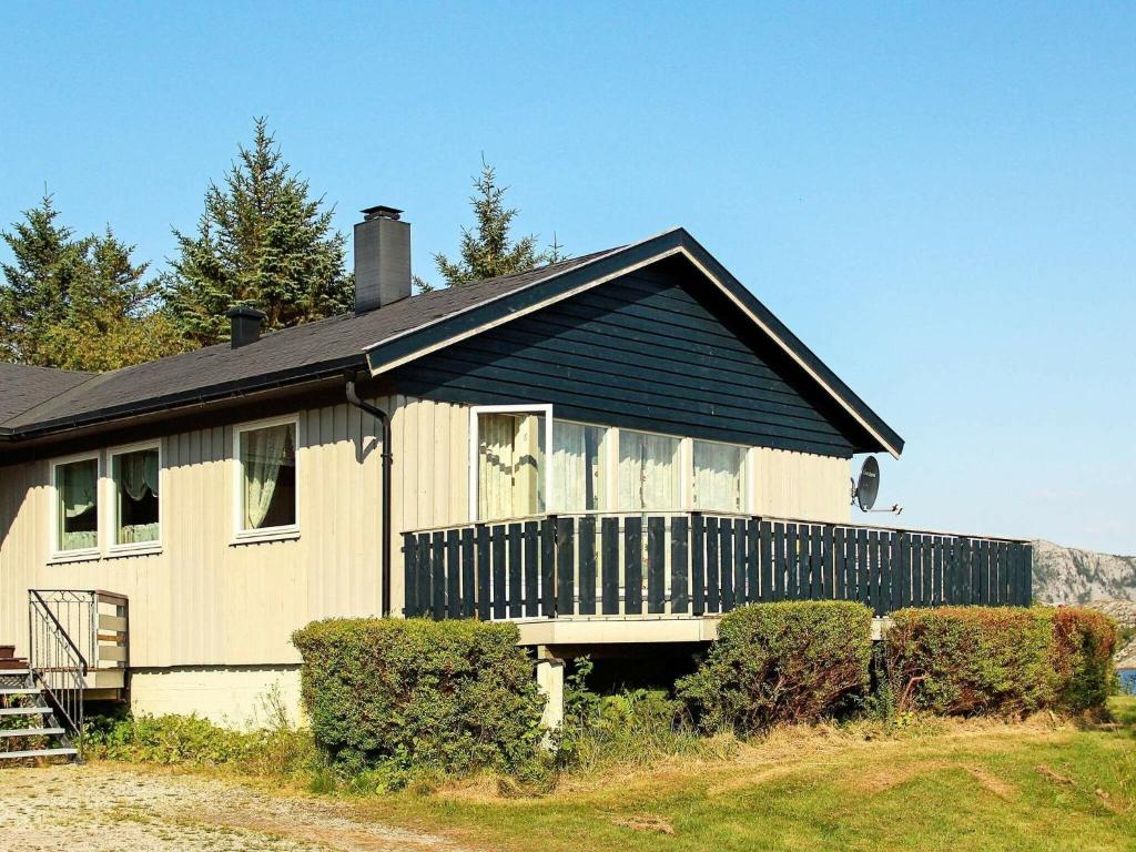 Five-Bedroom Holiday home in Kvenvær photo 2