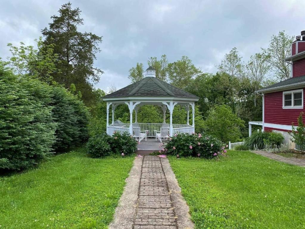 Plain & Fancy Bed & Breakfast photo 3