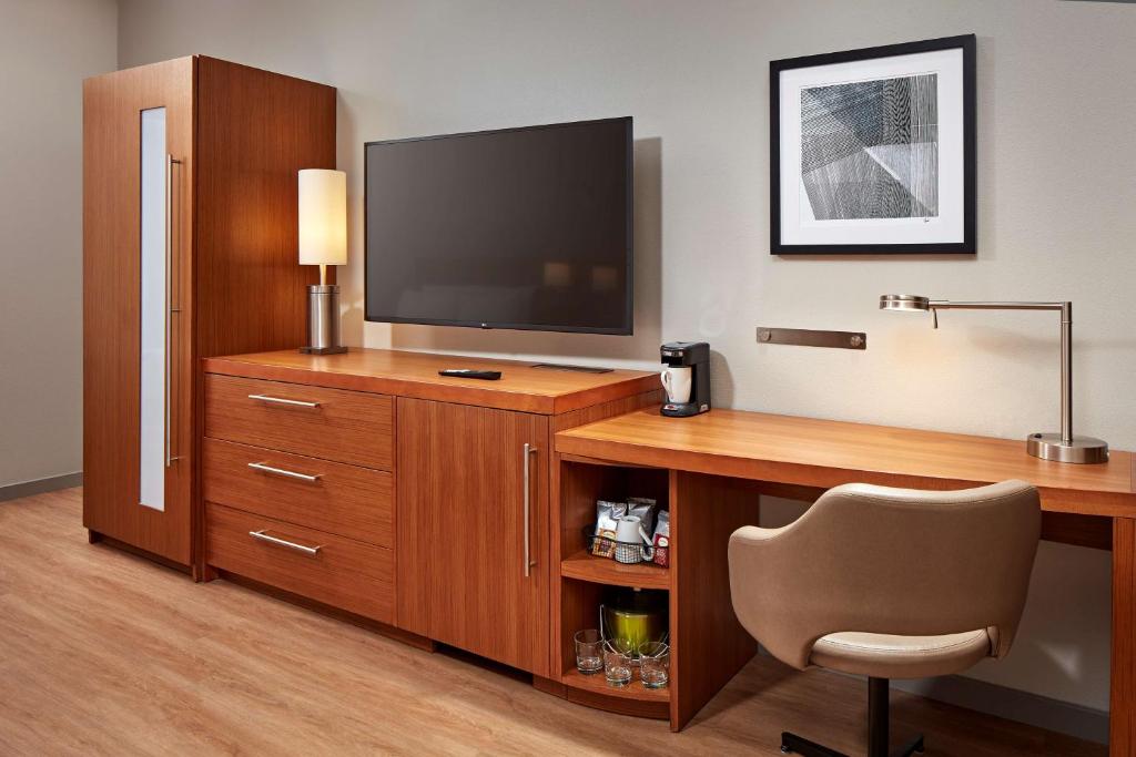 Hyatt Place LAX El Segundo Room Type - Queen Room with Two Queen Beds and Sofa Bed - High Floor Hyatt Place LAX El Segundo Room Type - Queen Room with Two Queen Beds and Sofa Bed - High Floor
