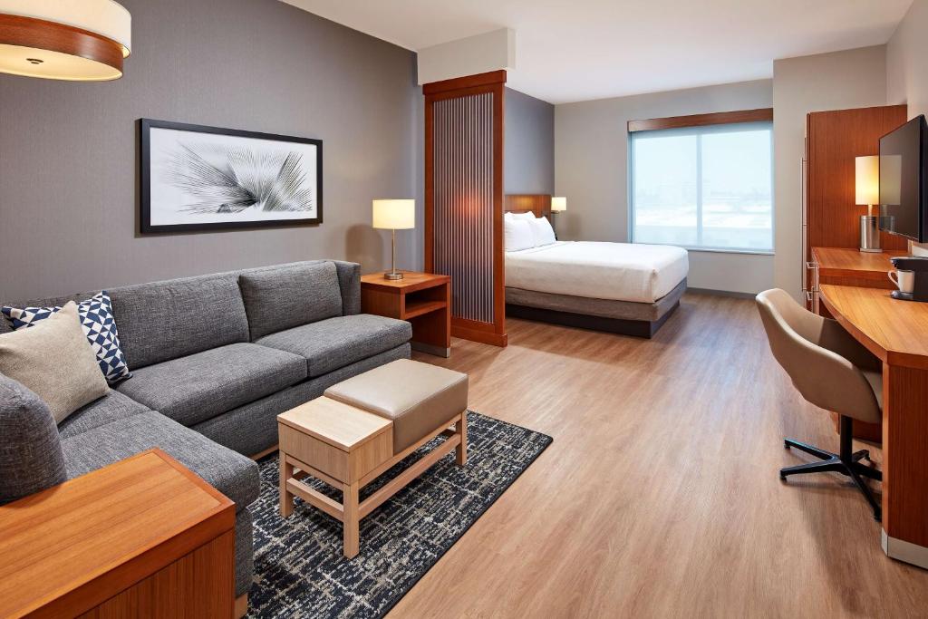 Hyatt Place LAX El Segundo Room Type - King Room with Sofa Bed and Accessible Tub - Disability Access