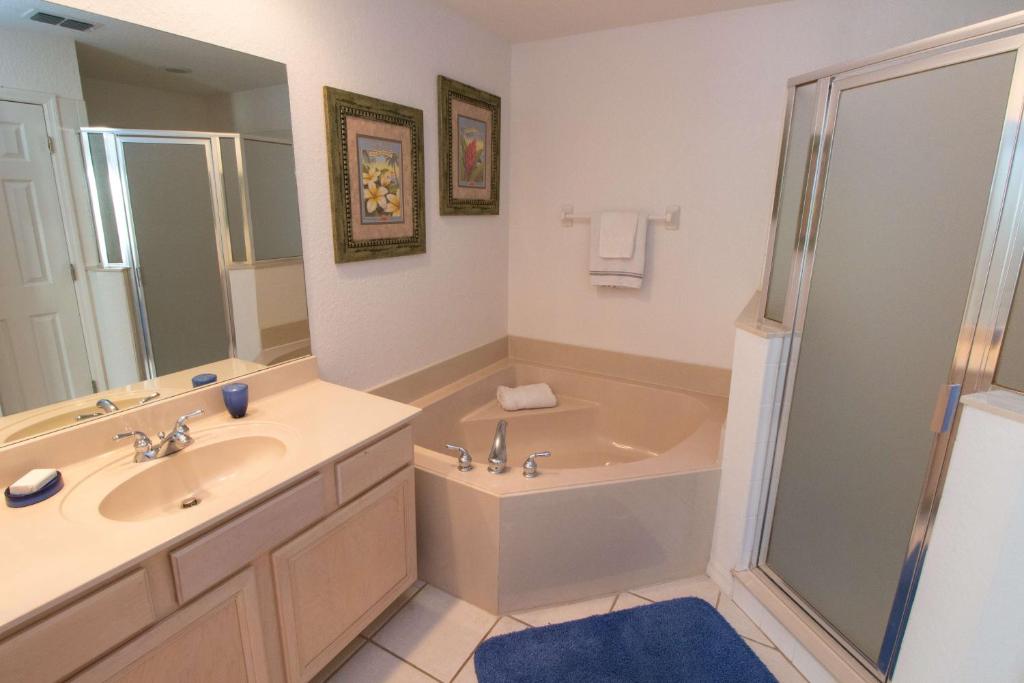 Two Master Suites with Huge Pool Golf Community photo 3