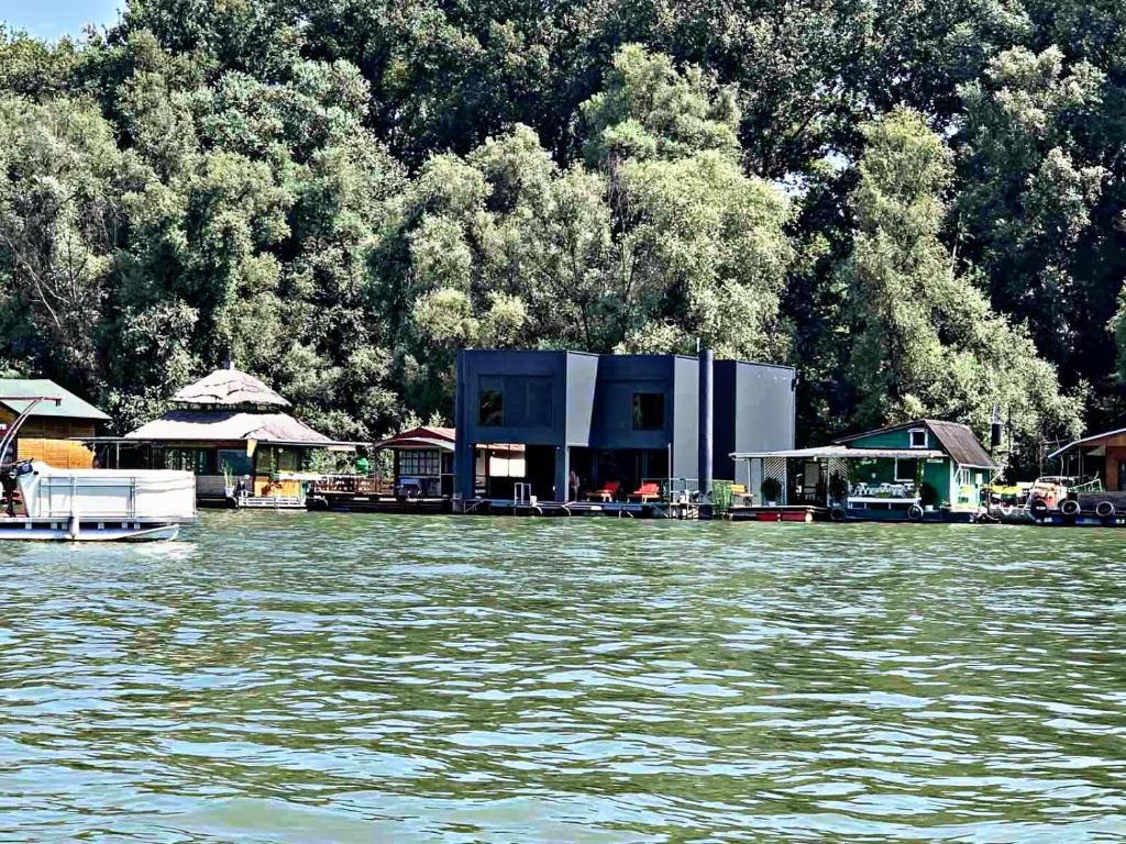 Monte Cristo villa on water