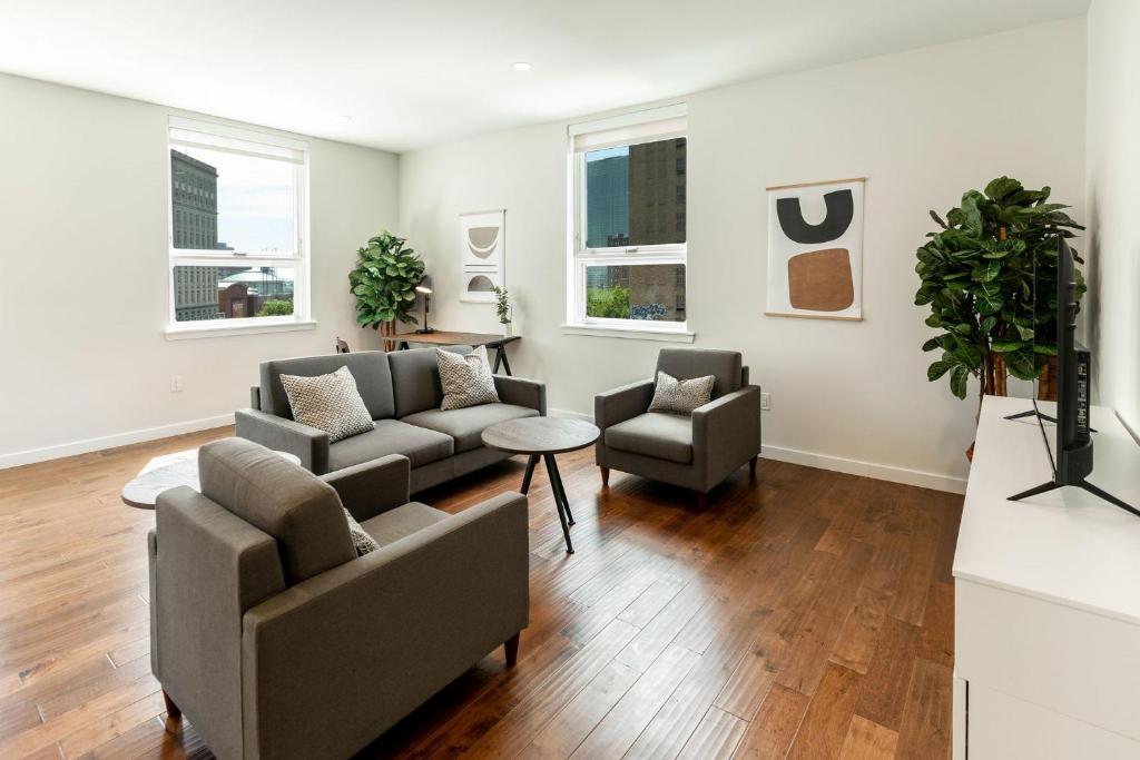 Kislak 602 2BR Penthouse Retreat Above the City image