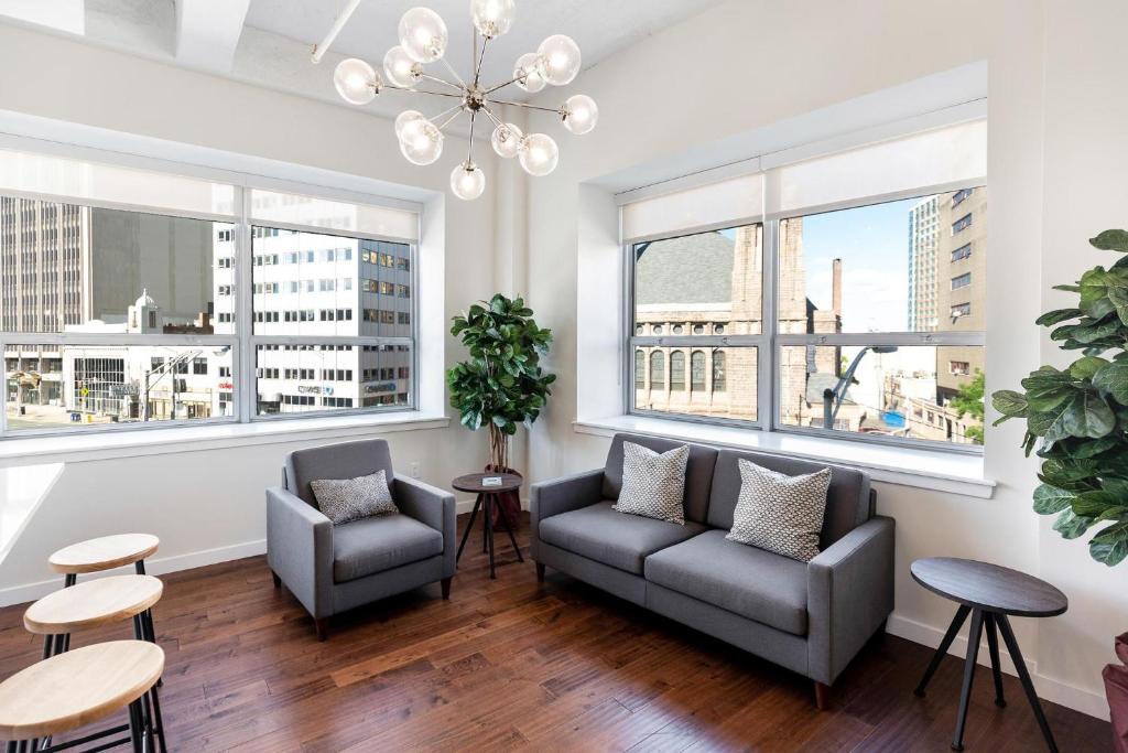 Kislak 407 Stunning 2BR Corner Apt Retreat Above the City image