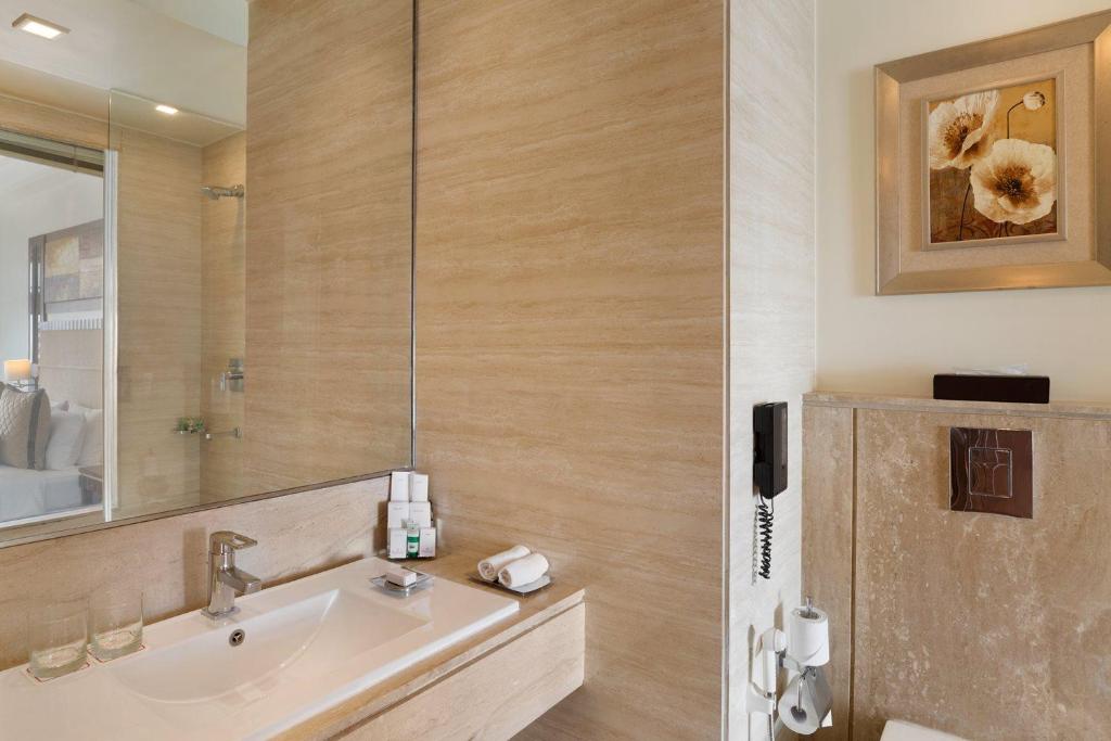 Двухместный (Executive Twin Room - Non-Smoking with Happy Hours (1+1)), Ramada Gurgaon Central