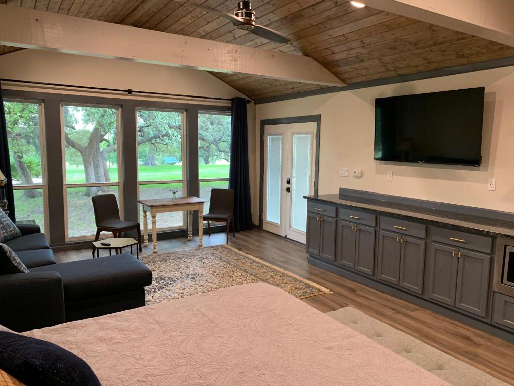 Salado Cottage Retreat near Downtown photo 2