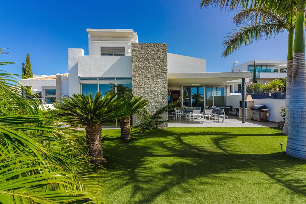 Villa Eleonora, Luxury Villa with Heated Pool Ocean View in Adeje, Tenerife photo 4