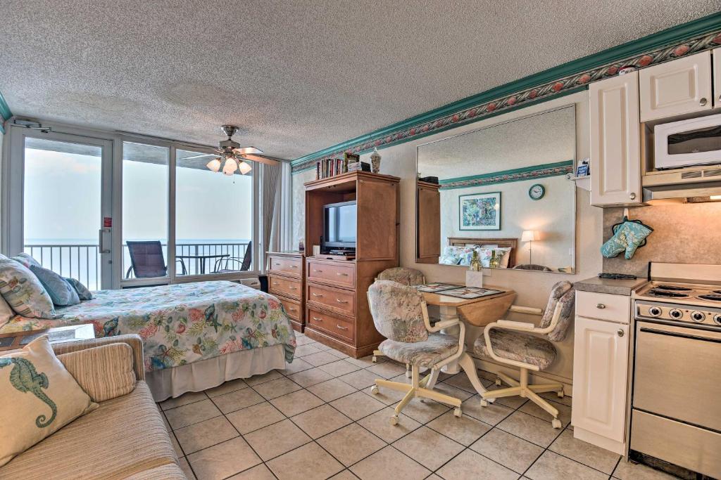 Oceanfront Studio with Balcony, Walk to Attractions! photo 3