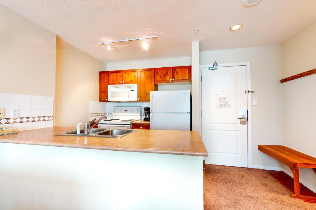 Town Plaza Suites photo 1