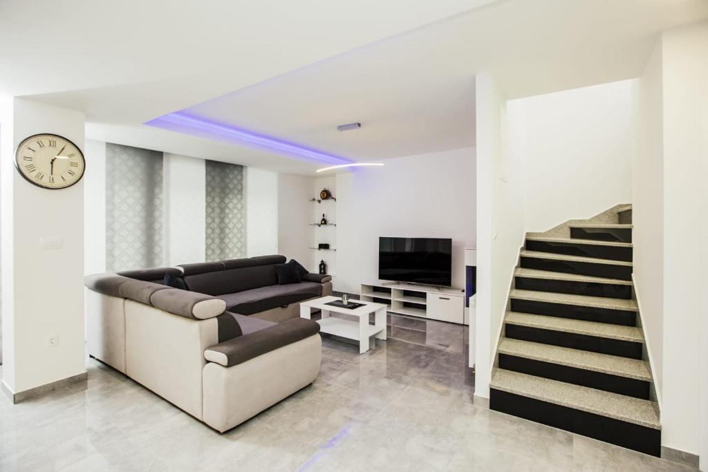 Holiday home Leko with outdoor pool and hot tub , can fit 22 people photo 3