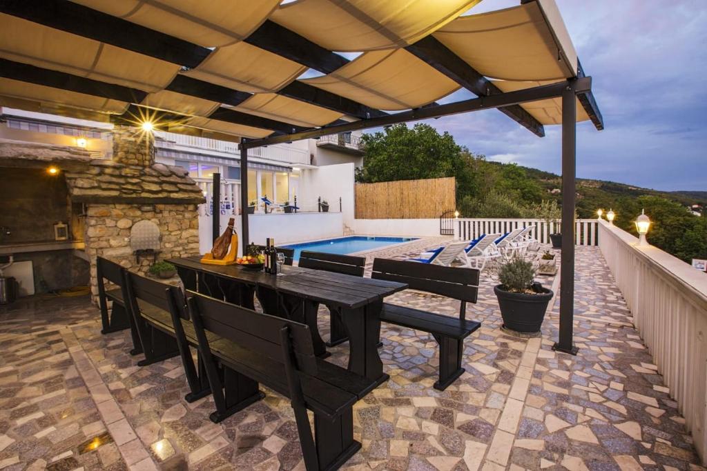 Holiday home Leko with outdoor pool and hot tub , can fit 22 people photo 4