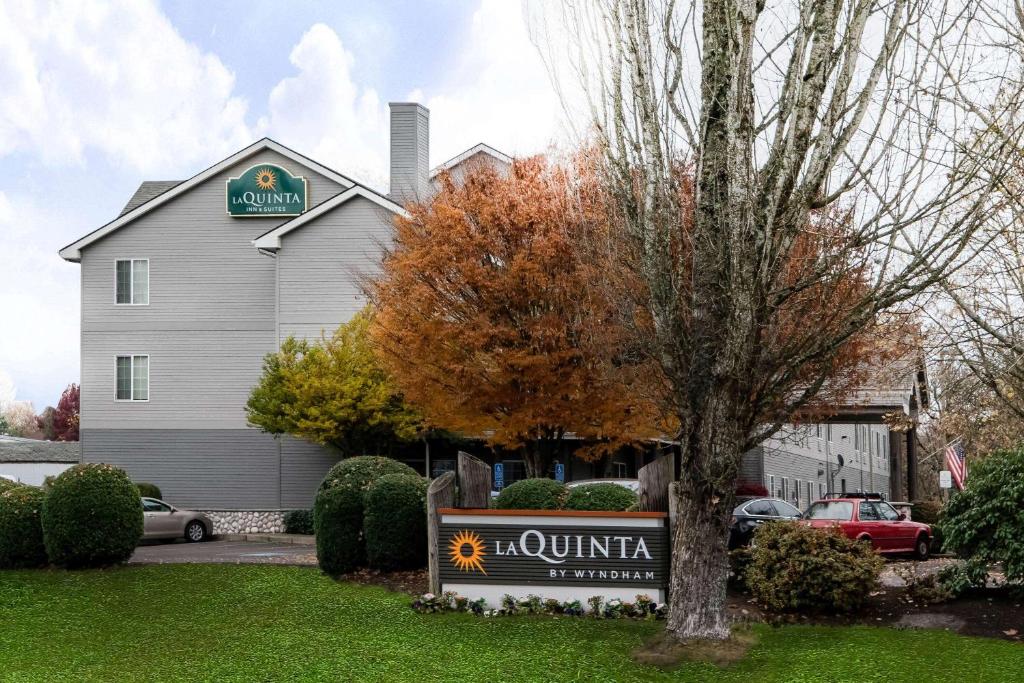 La Quinta Inn & Suites by Wyndham Eugene image