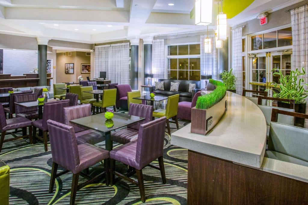 La Quinta by Wyndham St. Louis Westport photo 4