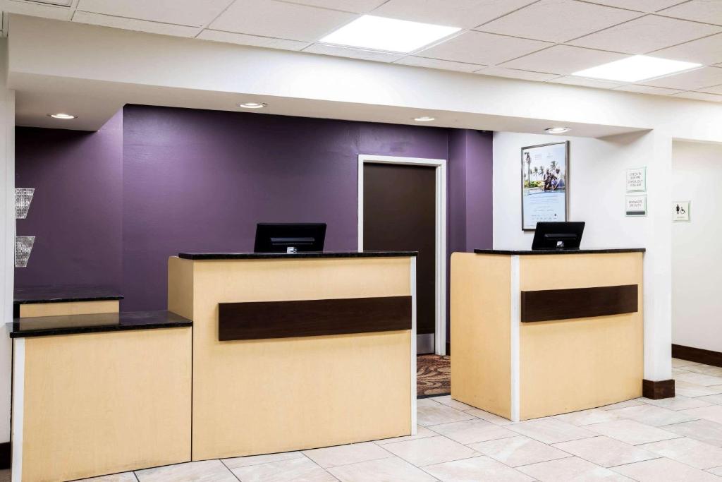 La Quinta Inn by Wyndham Davenport & Conference Center photo 2