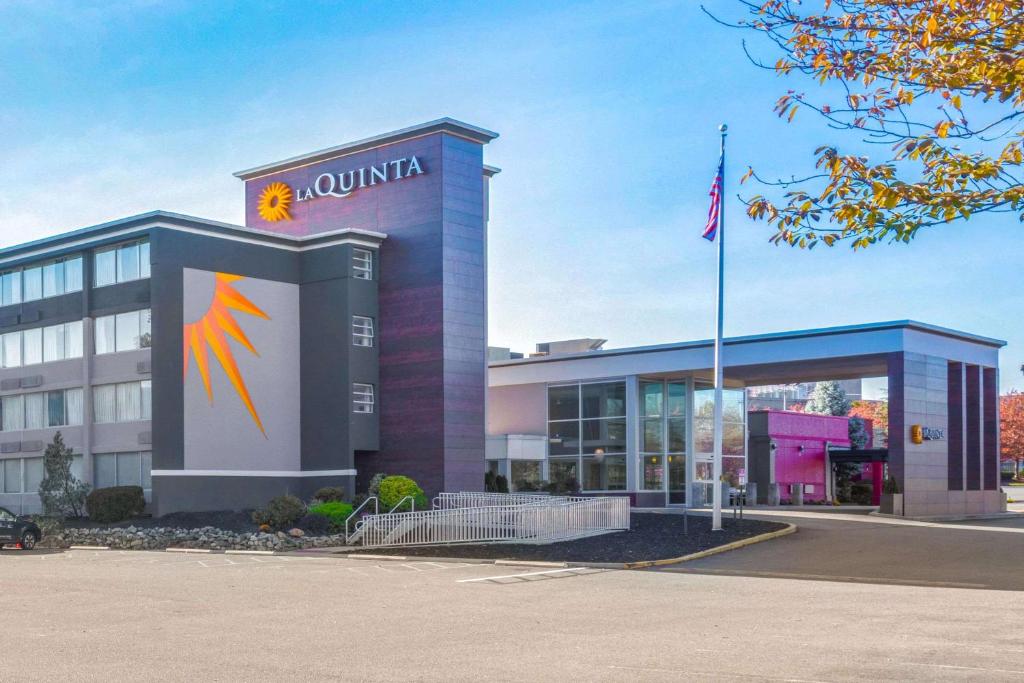 La Quinta Inn & Suites by Wyndham Clifton/Rutherford image