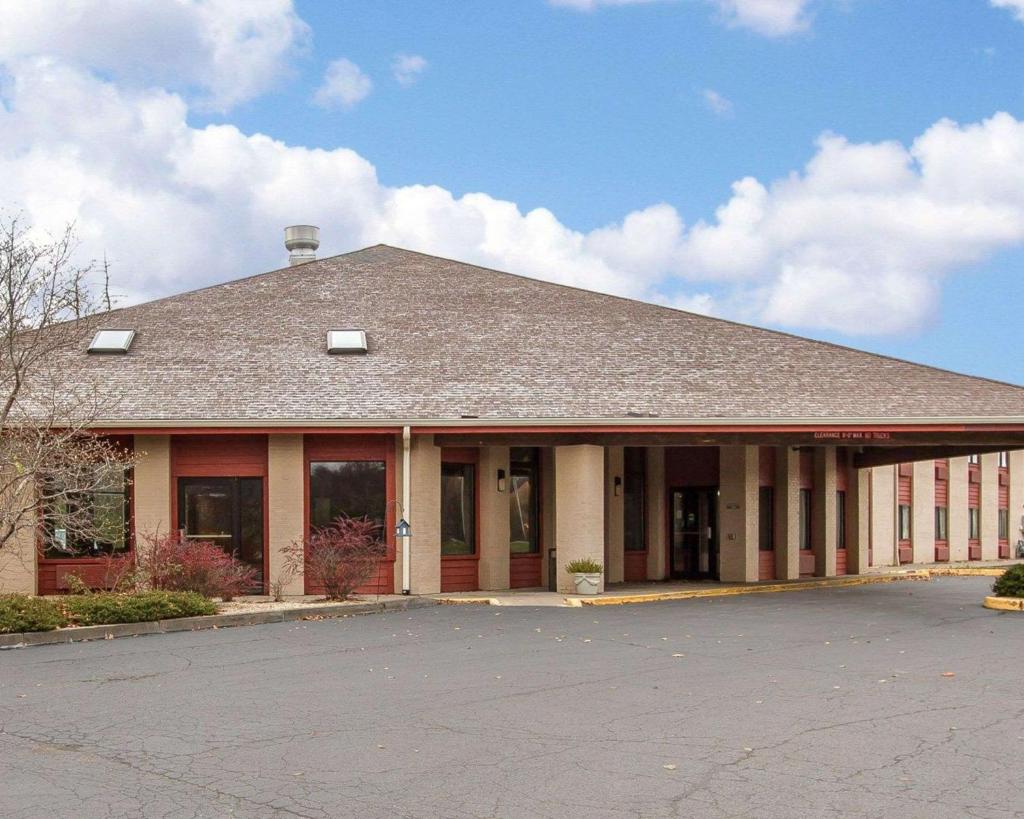 Quality Inn Macomb near University Area image