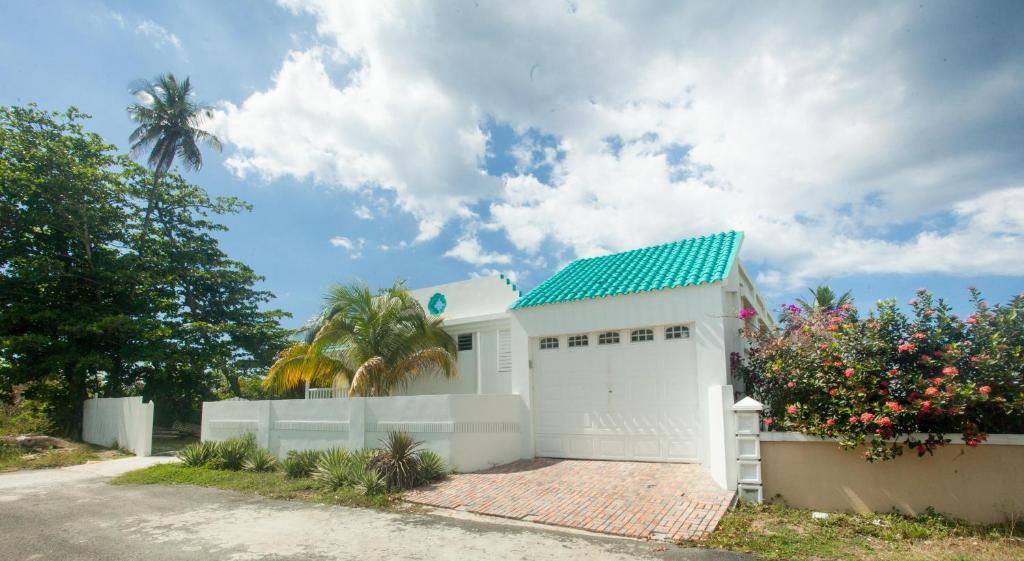 Beachfront Apt on Aguada-5min from Rincon photo 2