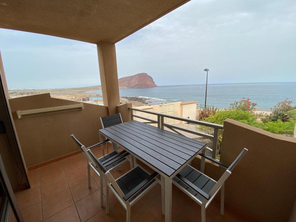 HomeForGuest Spacious and bright flat on the beach La Tejita