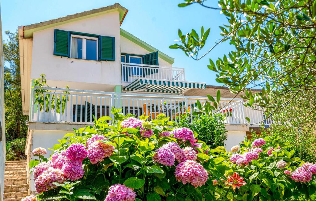 Awesome Home In Ston With 3 Bedrooms And Wifi