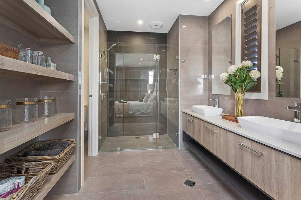 Luxury Brand New Home photo 4