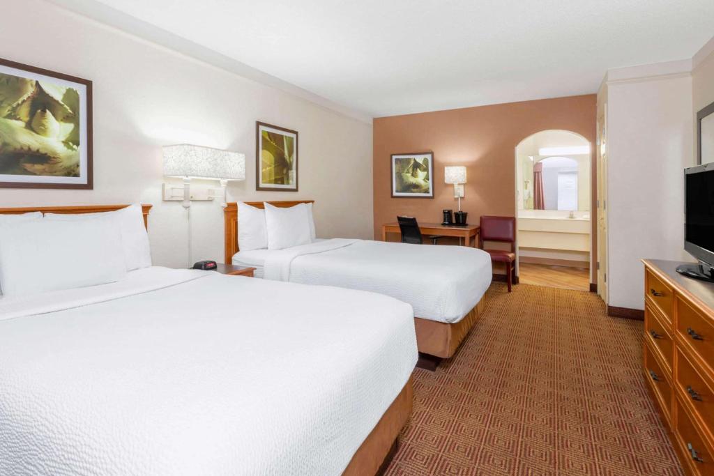 La Quinta East Deerfield Beach - Boca Raton - Tap to explore photos