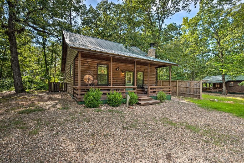Ideally Located Broken Bow Cabin - Private Hot Tub
