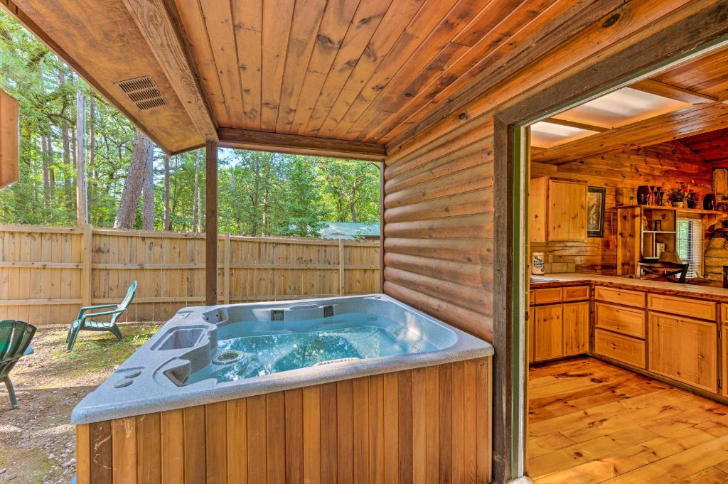 Ideally Located Broken Bow Cabin - Private Hot Tub photo 1