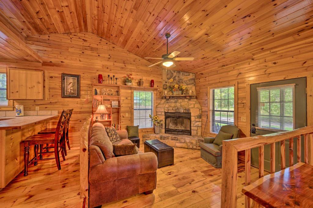 Ideally Located Broken Bow Cabin - Private Hot Tub photo 2