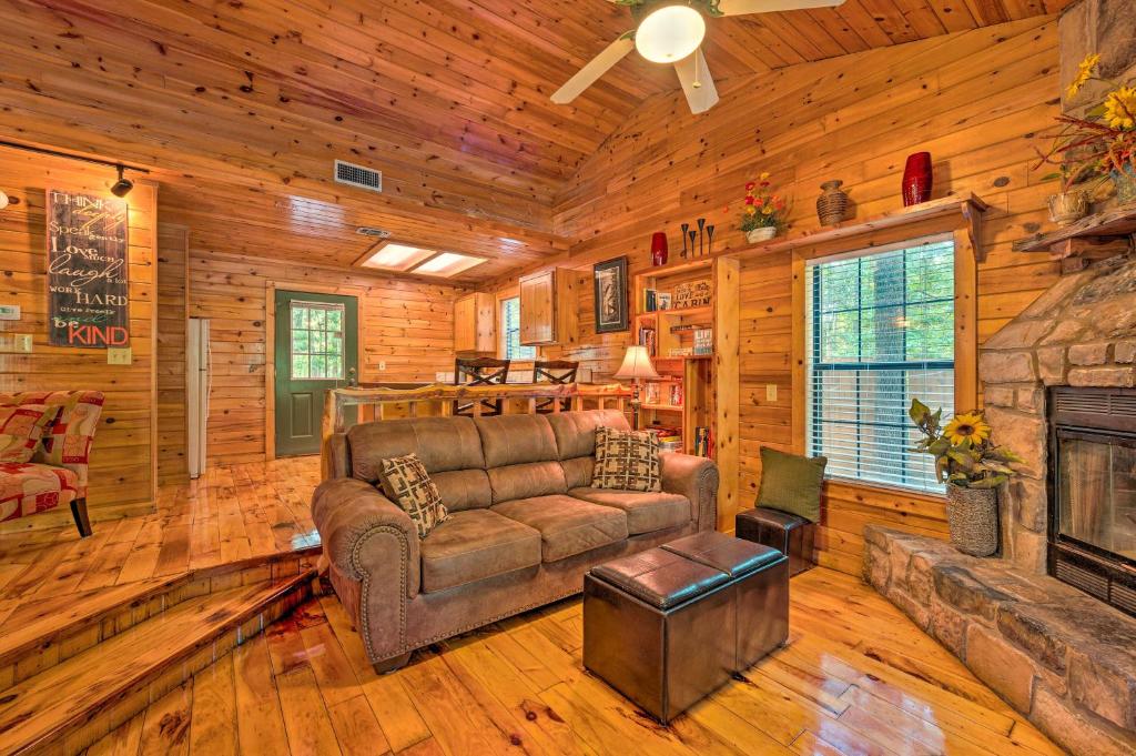 Ideally Located Broken Bow Cabin - Private Hot Tub photo 3