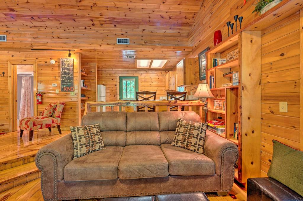 Ideally Located Broken Bow Cabin - Private Hot Tub photo 4