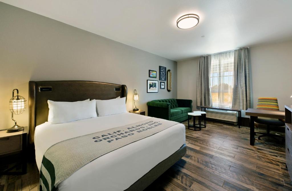 Oxford Suites Paso Robles photo 2