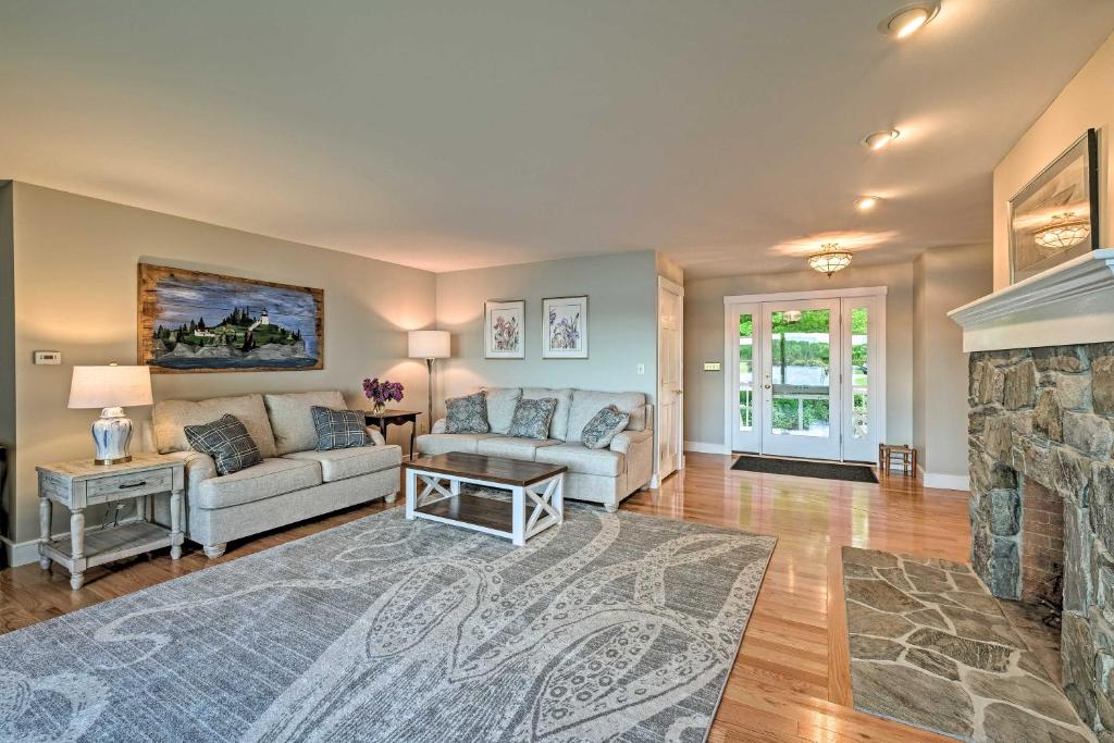Lovely Waterfront Owls Head Home with Own Beach photo 3