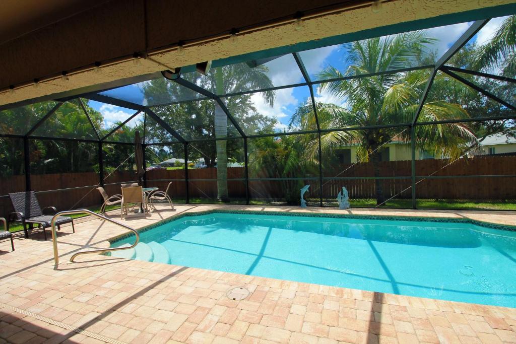 Heated saltwater pool, newly furnished, close to shopping and more - Villa Tropical Paradise image